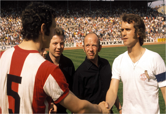 Dois ícones do futebol alemão: O capitão do Bayern München, Franz Beckenbauer e o capitão do Köln, Wolgang Overath. Crédito: bundesligaclassic.tumblr.com. 